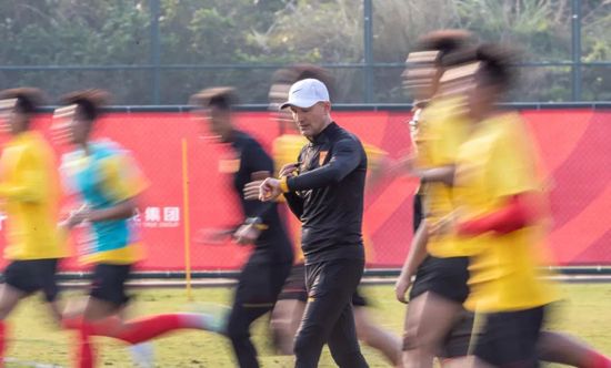 从 揭秘中国电影之夜布置过程：细节取胜精益求精 2013-05-23 法国时间5月21日晚，由电影频道节目中心主办的中国电影之夜活动在戛纳Majestic酒店外的海滩上隆重举办，当晚，群星汇聚、烟花灿烂、规模宏大，为了能够在世人面前更好地展现中国电影的风采，当天下午工 上一页12345.