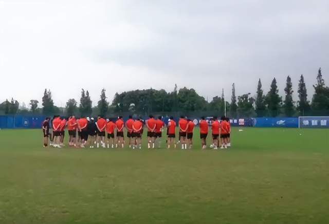 影片发布一组角色剧照，并同步曝光演员阵容，在杭州的湖光山色中，正上演这场关于“爱和美味”的温暖故事。