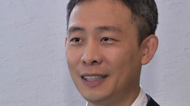 不幸的是，他因摔倒而伤势严重，无法存活，因此我们不得不确认他已死亡。